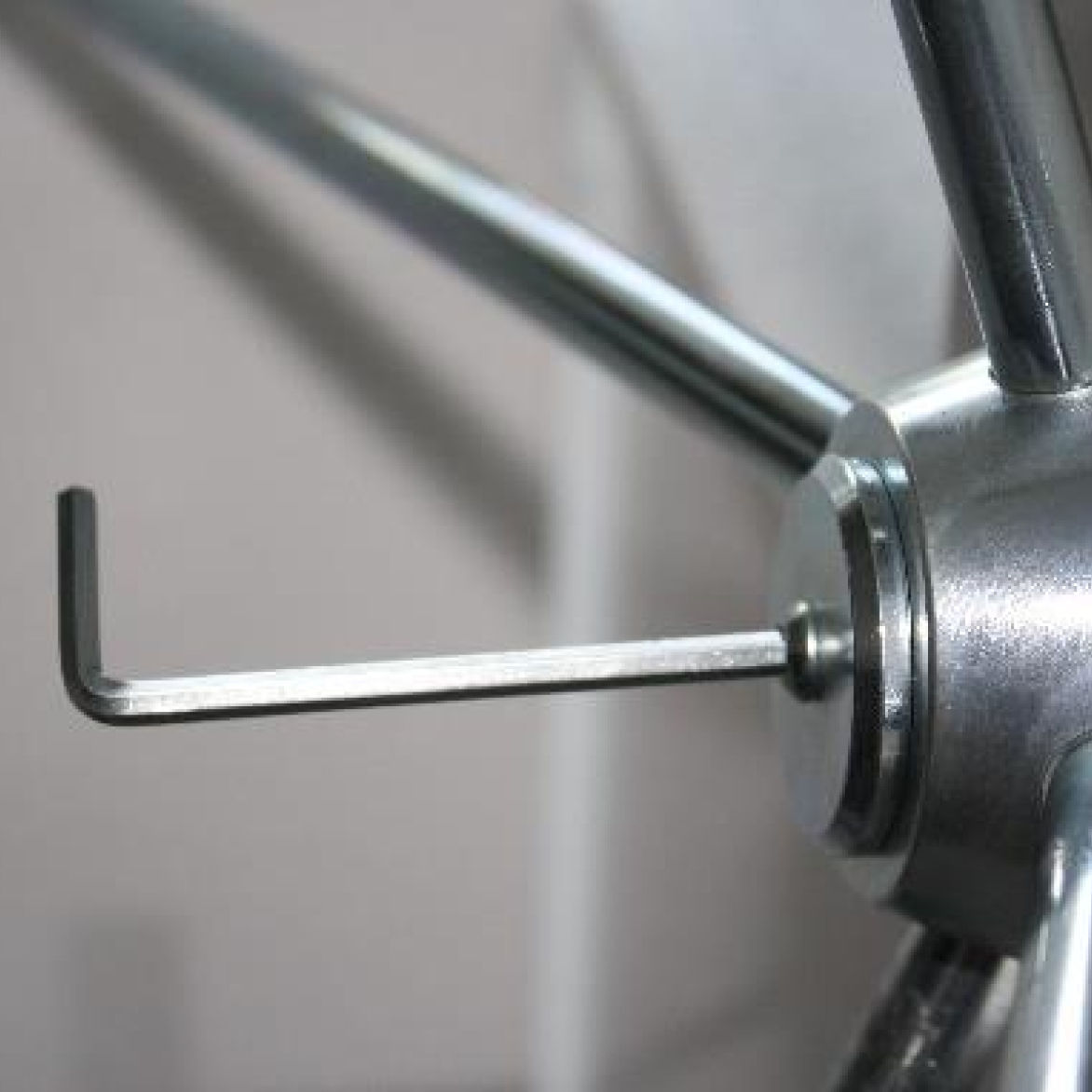 Bloccare la vite con la chiave in dotazione