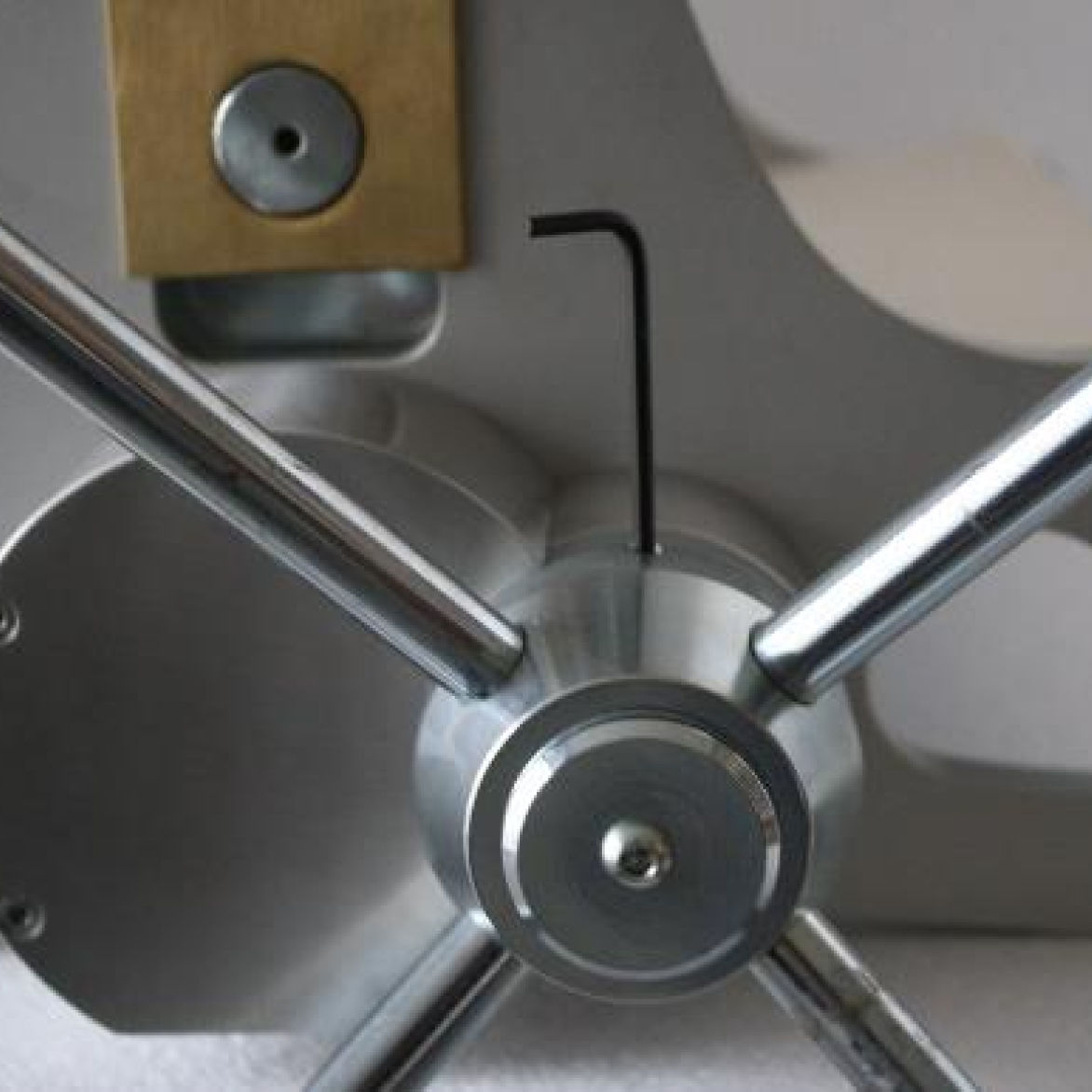 Bloccare la vite anche sulla parte superiore